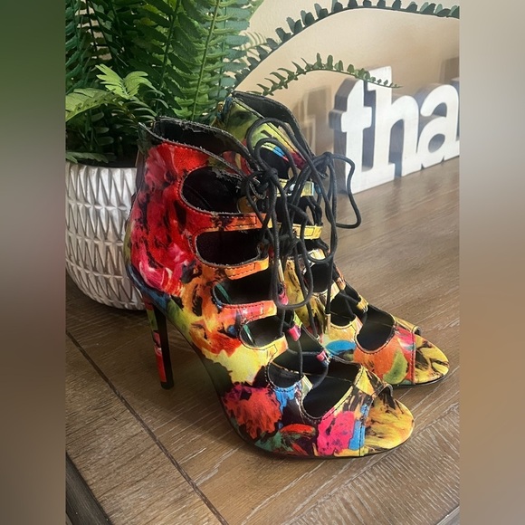 Steve Madden Cythiaa Floral Multi Lace-Up Peep
Toe Booties Size 7.5 - Picture 4 of 16